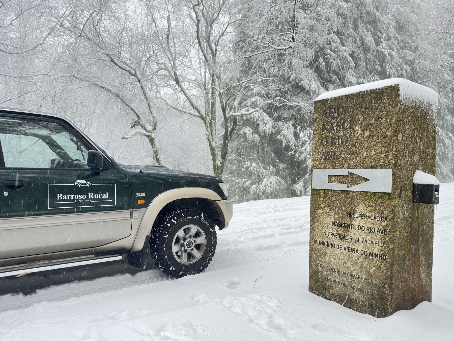 Todo-o-terreno da Barroso Rural Experience na neve, junto ao marco da nascente do rio Ave, na Serra da Cabreira