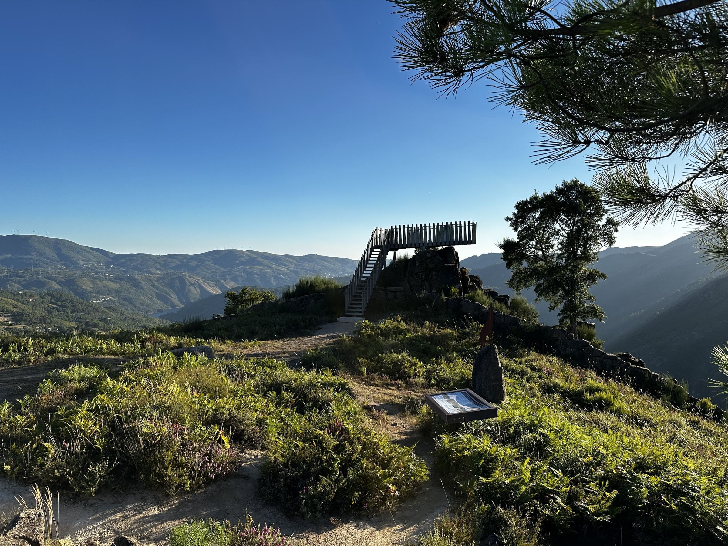 Miradouro em plataforma de madeira sobre o vale, em Cabril, com as serras ao fundo
