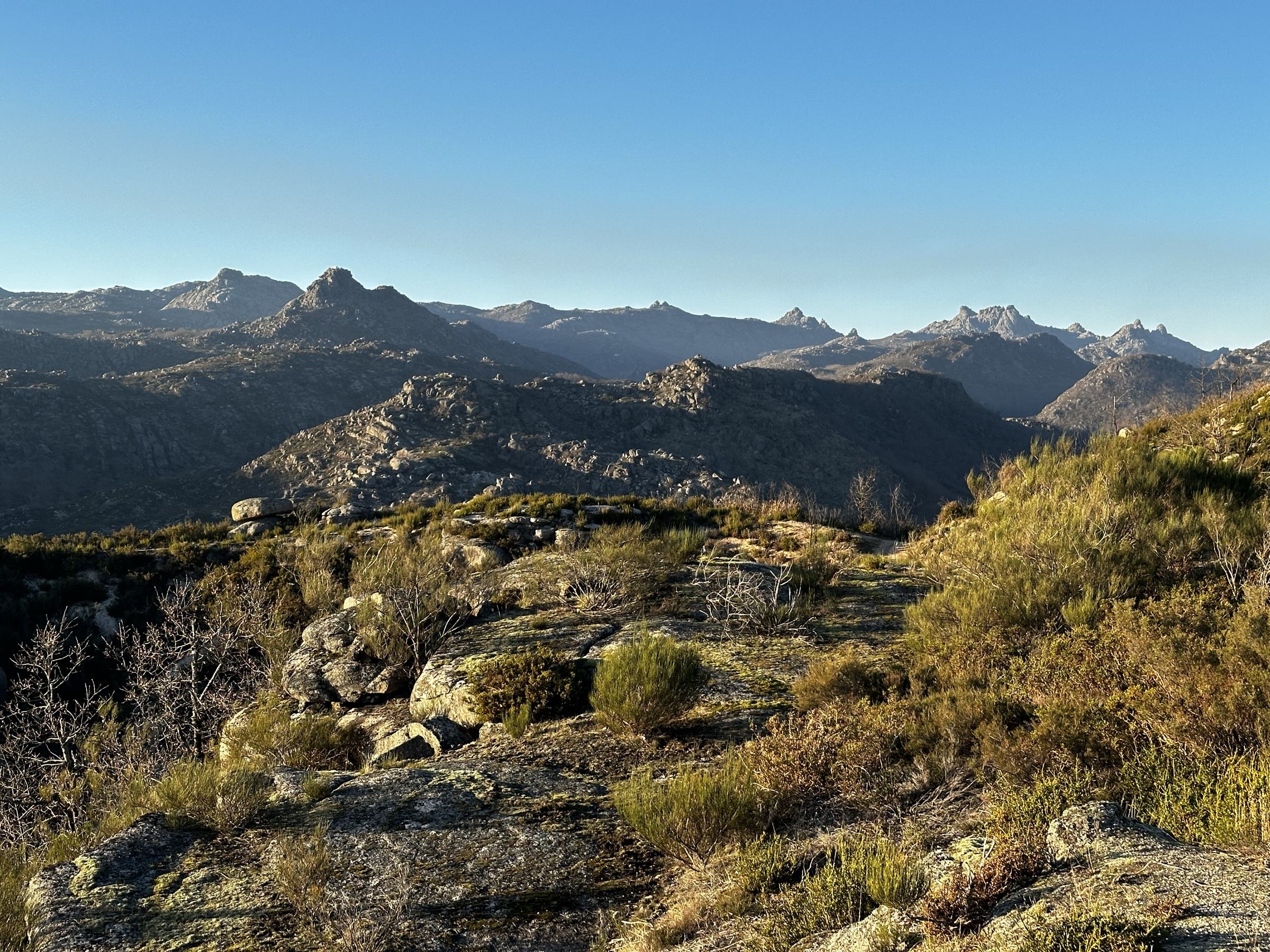 Picos de granito da serra do Gerês ao fim da tarde
