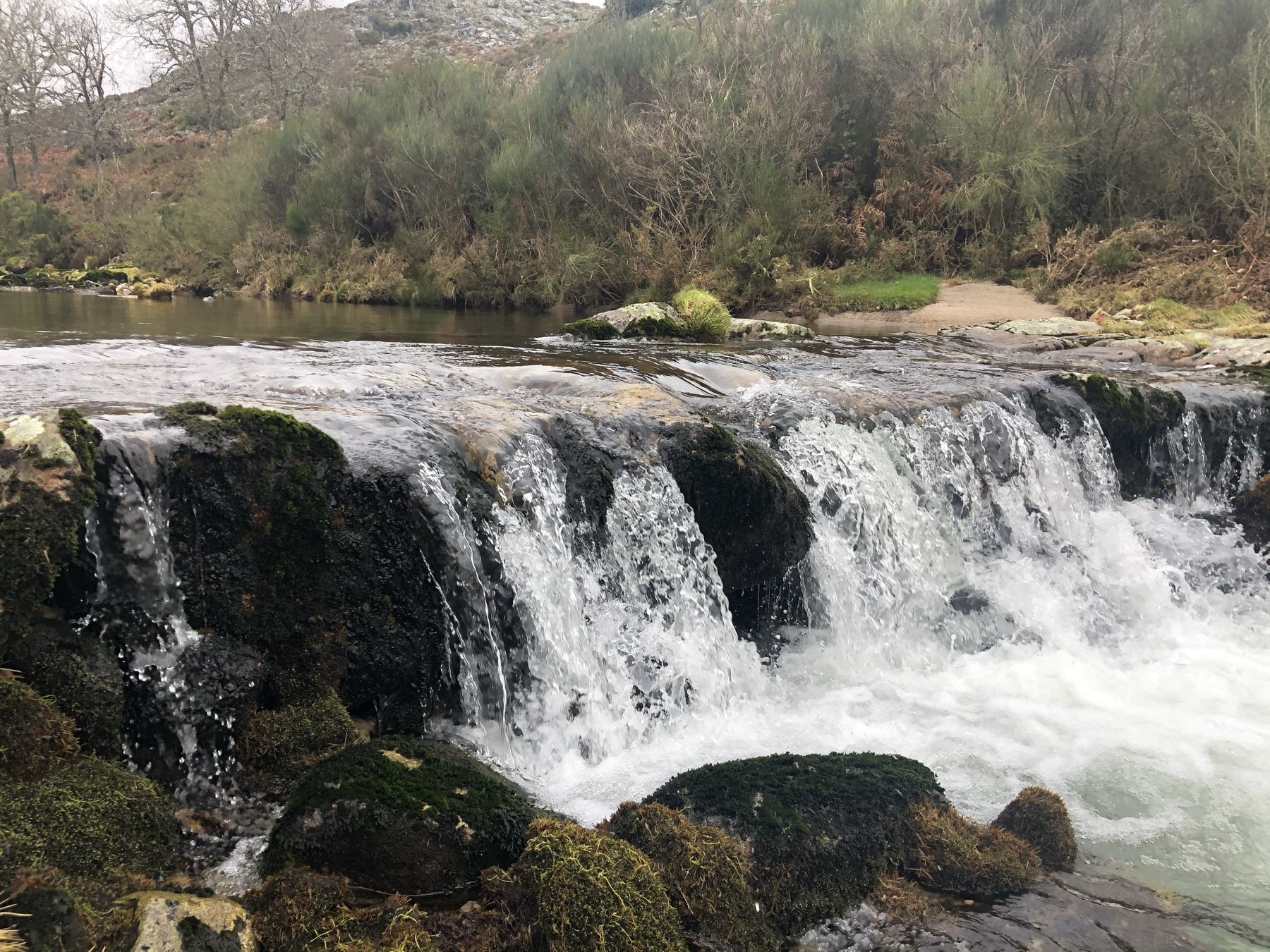 Pequena cascata num rio de montanha