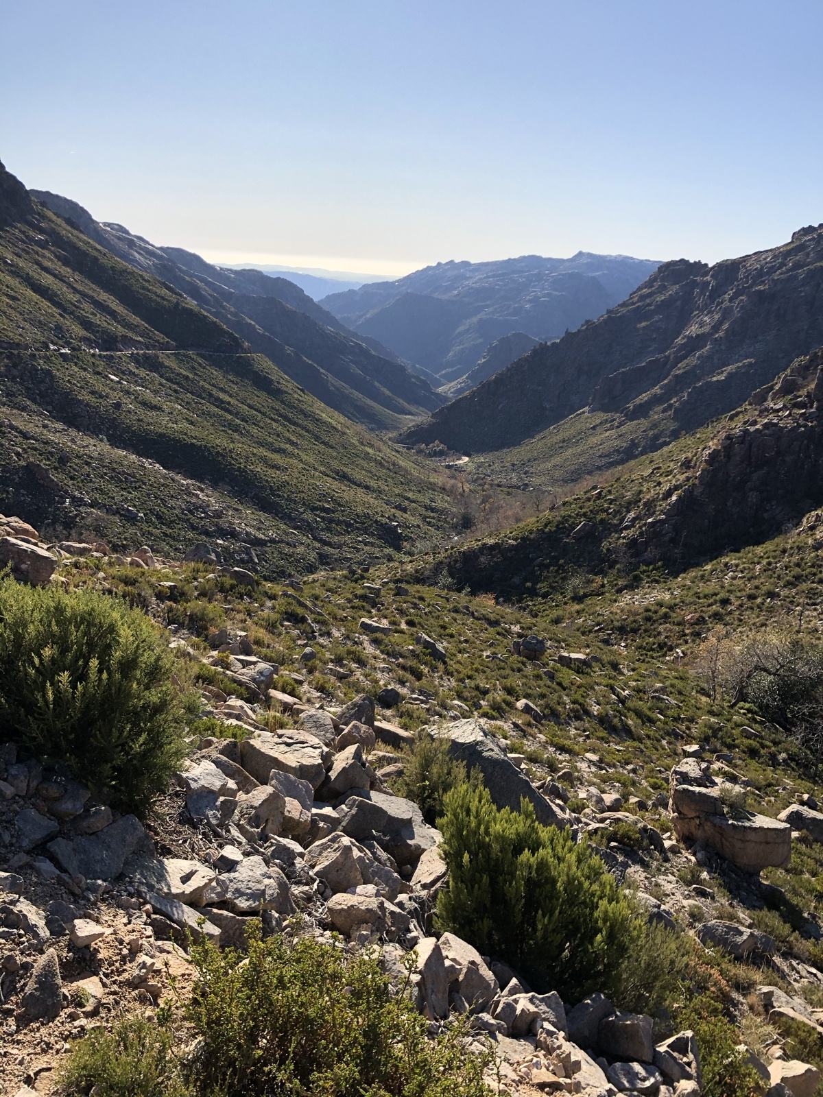Vale profundo de montanha
